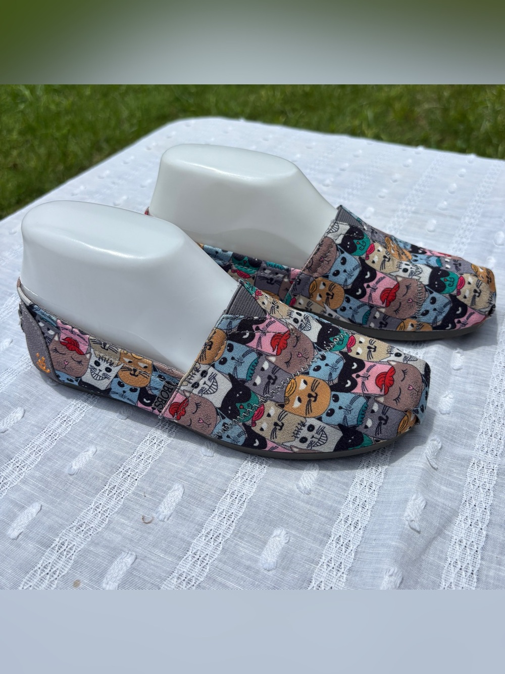 Classic slip-on alpargata flat with tucked toe pleat.